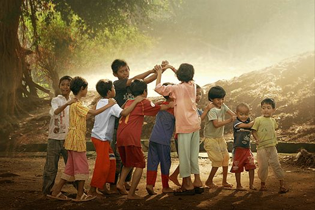 Game di Masa Lalu: Sederhana, Kreatif, dan Penuh Kebersamaan